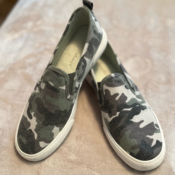 Size 9 Camo sneakers - Picture 1 of 5